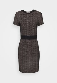 Robe ajustée noire et beige à manches courtes avec motif géométrique et large ceinture noire, longueur genou, col rond avec fermeture éclair au dos.