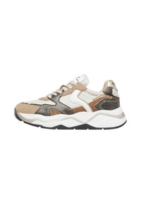 Sneakers con una combinazione di suede beige e tessuto bianco testurizzato, con accenti neri e metallici; suola bianca chunky con motivo ondulato.