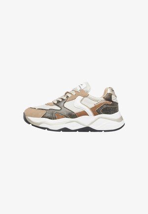 Sneakers con una combinazione di suede beige e tessuto bianco testurizzato, con accenti neri e metallici; suola bianca chunky con motivo ondulato.