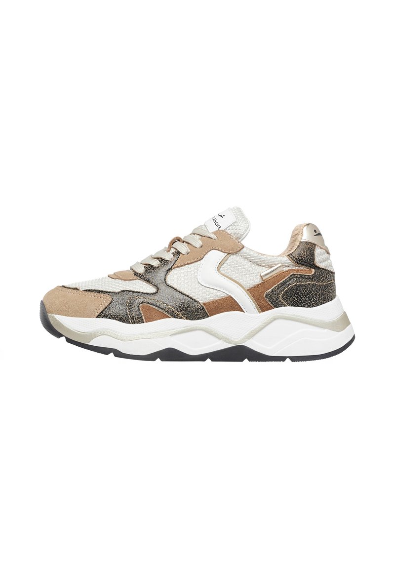 Sneakers con una combinazione di suede beige e tessuto bianco testurizzato, con accenti neri e metallici; suola bianca chunky con motivo ondulato.