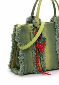 Zielona torba z denimu z teksturowanym frędzlem, kontrastującymi gładkimi uchwytami w limonkowym kolorze oraz czerwonym akcentem w postaci truskawki z ozdobnymi paskami.