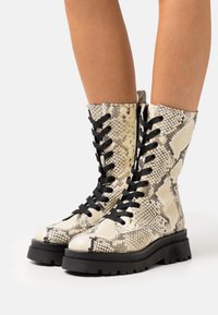 ZIGN Wide Fit Botas con plataforma - black