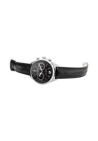 Reloj de pulsera Roamer con correa de cuero negra, esfera cronógrafo negra, caja plateada, indicador de fecha y tres botones funcionales.