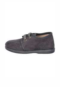 Zapato de ante negro con punta redonda, dos cordones y costuras en contraste. Presenta una suela de goma y un forro interior suave para mayor comodidad.