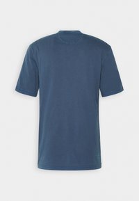 T-shirt à manches courtes et col rond de couleur bleu marine unie, fabriqué en coton, avec des détails de coutures discrètes et une coupe décontractée.