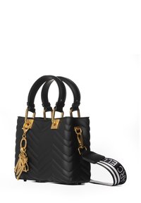 Borsa a tracolla nera trapuntata con doppi manici superiori, dettagli in hardware dorato e una tracolla regolabile con un motivo in bianco e nero.