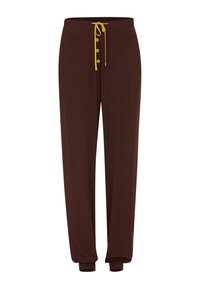 Bruine elastische broek met gele koord en knoopaccenten. Tapered enkels en zachte stof voor comfort. Geen patronen of texturen zichtbaar.