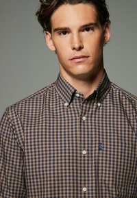 Next EASY OXFORD - Camisa - navy blue neutral brown gingham