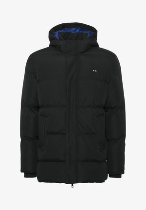 Schwarze Steppjacke mit Kapuze, mit blauer Innenauskleidung, gesteppten Abschnitten und seitlichen Taschen. Kleines Logodetail auf der Brust.