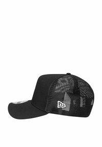 Schwarze Trucker-Kappe mit einer soliden Vorderseite und einem Mesh-Rücken. Sie hat einen gebogenen Schirm und ein kleines weißes Logo an der Seite. Flache Stickdetails.