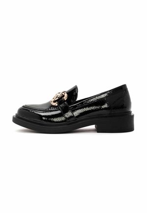 Schwarzer Lackleder-Slipper mit niedrigem klobigem Absatz und dekorativem goldfarbenem Kettendetail am Obermaterial.