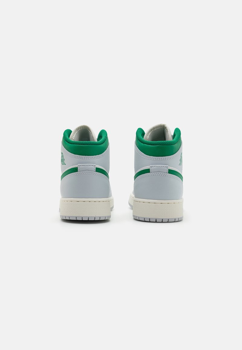 Zapatillas de caña alta en cuero gris claro con detalles en verde. Presenta un collar y lengüeta acolchados, costuras contrastantes y suela de goma.