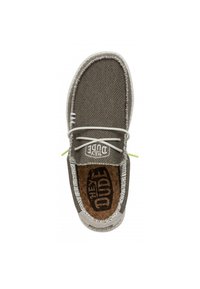 Zapatilla de lona gris con cordones blancos, superior texturizado y plantilla de corcho con marca impresa. Suela de goma con acentos estampados.