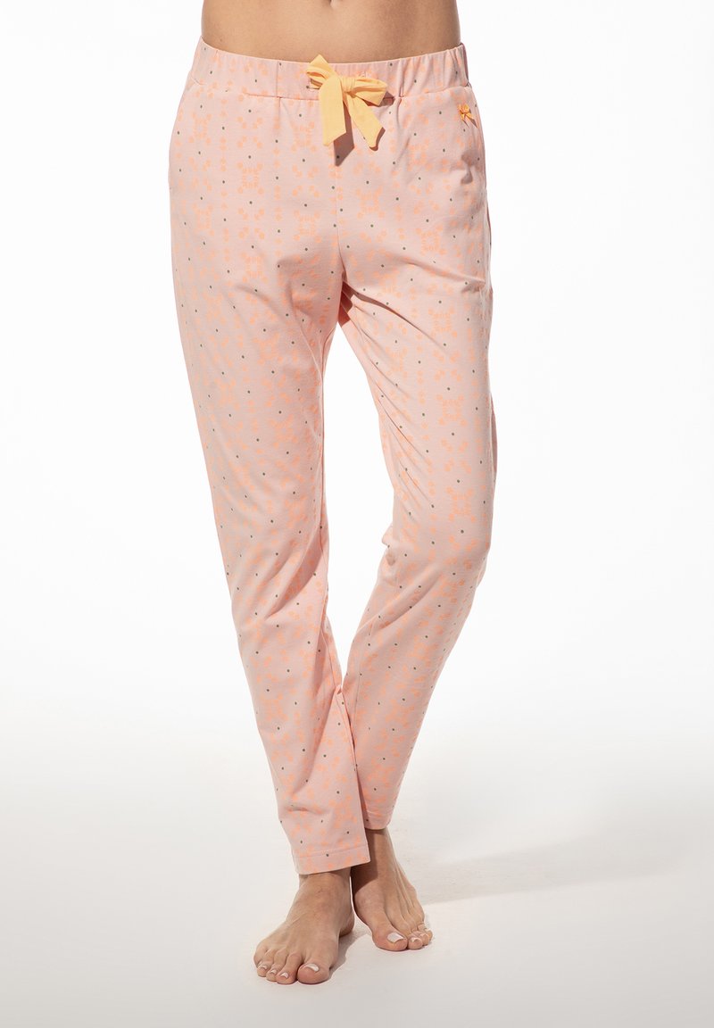 Lichtroze pyjamabroek met een elastische tailleband, een geknoopte gele strik en verspreide oranje en grijze stippenpatronen overal.