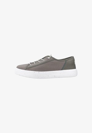 Zapatilla deportiva de corte bajo en gris con suela blanca moteada y cordones blancos, vista lateral sobre fondo blanco liso.