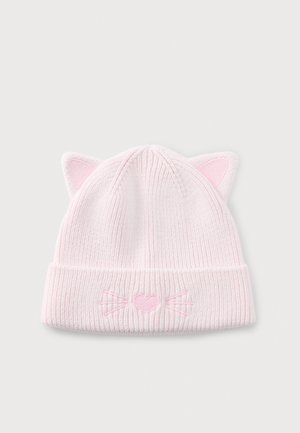 Gorro de punto acanalado de color rosa pálido, con orejas de gato y una nariz en forma de corazón y bigotes bordados, sobre un fondo claro.