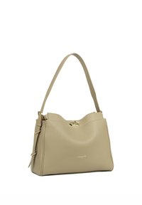 Borsa a tracolla in pelle beige con texture liscia, forma curva, chiusura in metallo dorato e tracolla staccabile. Design minimalista con marchio.