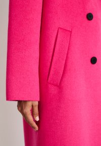 HUGO MANEKA - Cappotto classico - bright pink