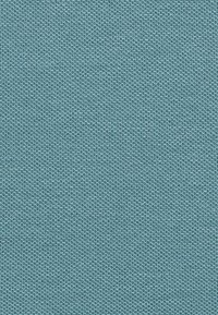 Textil mit Struktur in einem gedämpften Tealton, das über ein enges, gestricktes Gewebe mit einem einheitlichen Muster und einer weichen Haptik verfügt.