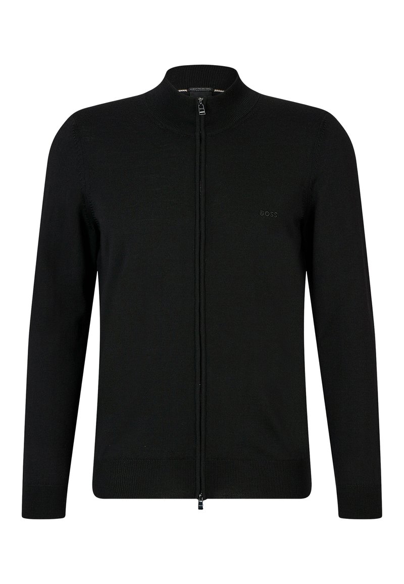 Cardigã preto com fecho, feito de material de malha suave, apresentando um colarinho alto, mangas longas e um detalhe discreto do logótipo no peito.
