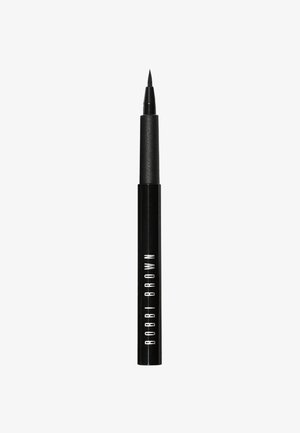 Svart flytende eyeliner penn med en fin, spiss tupp. Har et elegant svart skall med hvit tekst som sier "BOBBI BROWN."