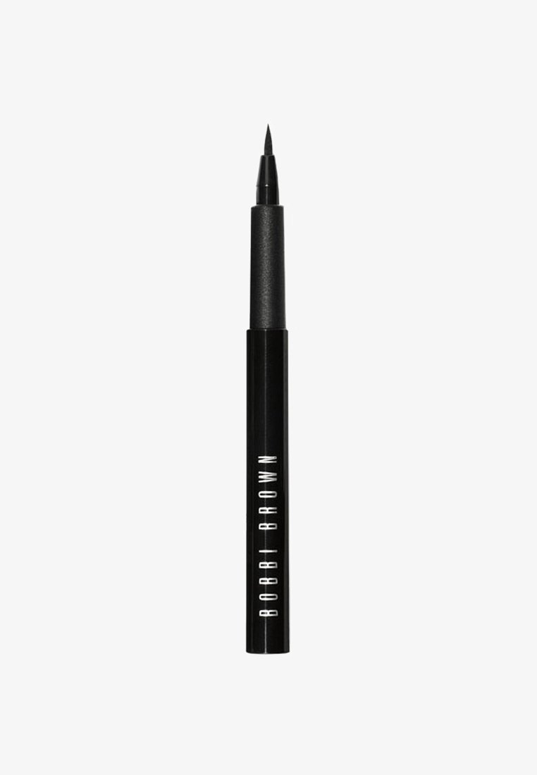 Czarny eyeliner w pisaku z cienką, spiczastą końcówką. Posiada elegancki czarny korpus z białym napisem "BOBBI BROWN."