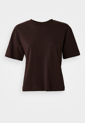 Ruskea puuvillapaita, lyhyet hihat, pyöreä kaula-aukko, rento istuvuus, sileä pinta, ei näkyviä kuvioita tai korostuksia. Yksinkertainen muotoilu.