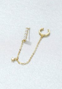 Orecchino d'oro con design a catena, adornato con cinque pietre preziose trasparenti, con un accento a forma di mezzaluna all'estremità.