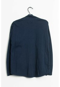 Marineblaue Langarmshirt, das an einem Kleiderbügel hängt. Weicher Stoff mit dezentem Rippmuster, abgerundetem Saum und lockerer Passform.