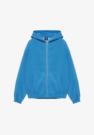 Blauwe hoodie met ritssluiting, voorzak in de stijl van een kangoeroezak, lange mouwen en een vast kap, gepresenteerd op een witte achtergrond.