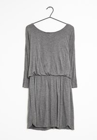 Vestido gris de manga larga, hecho de un tejido suave y ligero. Tiene una cintura suelta con frunces y un escote redondeado con aberturas laterales.