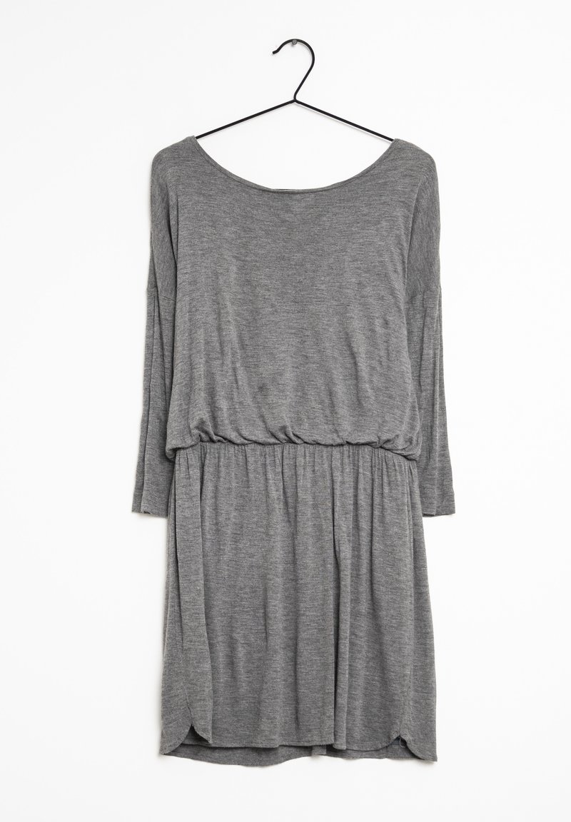 Vestido gris de manga larga, hecho de un tejido suave y ligero. Tiene una cintura suelta con frunces y un escote redondeado con aberturas laterales.