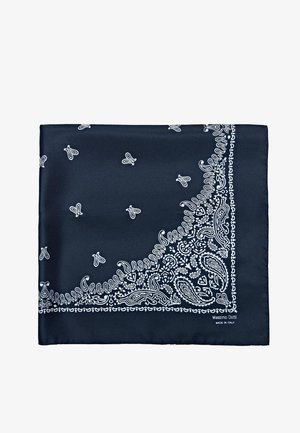 Donkerblauwe zijden sjaal met witte paisley- en bloemenpatronen, gevouwen om het gedetailleerde hoekontwerp en de merktekst "Massimo Dutti Made in Italy" te tonen.