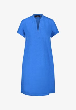 Jasnoniebieska sukienka z krótkim rękawem, z dekoltem w serek i stojącym kołnierzem, wykonana z lekkiego materiału, o długości do kolan i luźnym kroju.