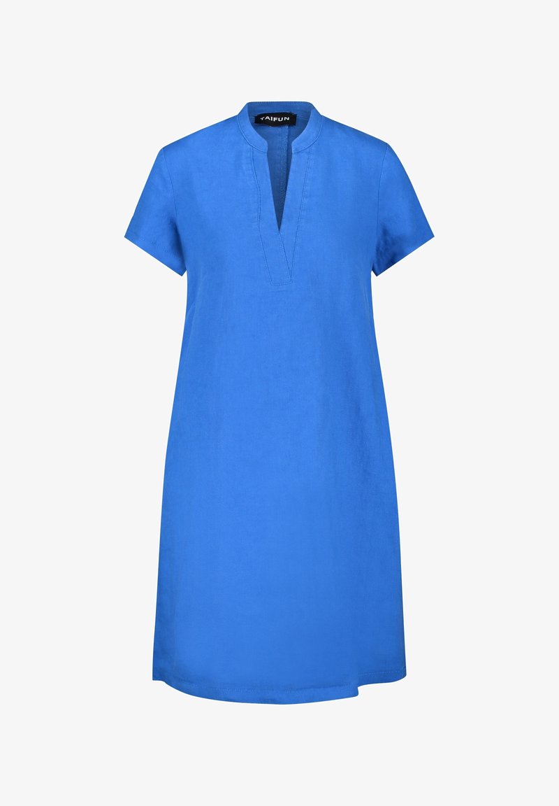 Jasnoniebieska sukienka z krótkim rękawem, z dekoltem w serek i stojącym kołnierzem, wykonana z lekkiego materiału, o długości do kolan i luźnym kroju.