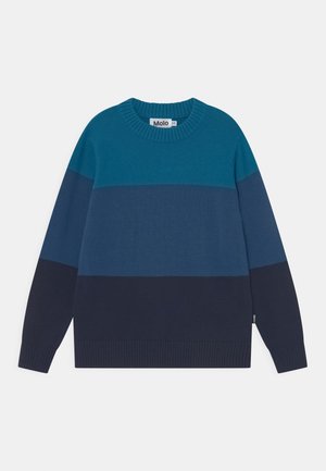Pull en tricot avec un col rond composé de trois blocs de couleurs horizontaux : turquoise, bleu foncé et marine. Manches et ourlet côtelés. Étiquette Molo visible.