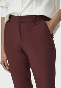 ONLY MIT WEITEM BEINSCHNITT TRAVEL MITTLERE TAILLE AUSGESTELLT - Pantaloni - red mahogany