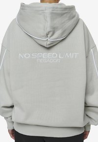 Sudadera con capucha oversized de color gris claro con acabado texturizado, que presenta un bordado "NO SPEED LIMIT PEGADOR" en la espalda y ribetes blancos en contraste.
