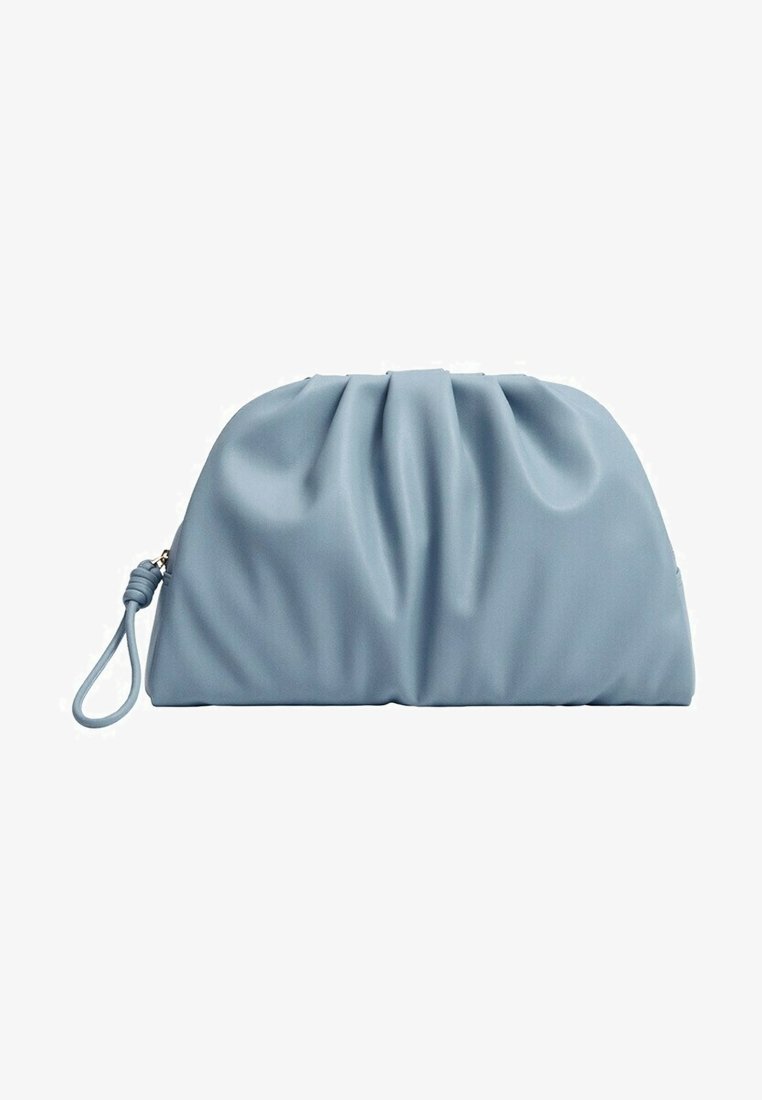 Pochette bleu clair à texture douce avec un design froncé. Elle est dotée d'une sangle de poignet sur le côté et d'une forme arrondie sans couture pour un rangement compact.