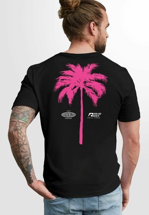 Schwarzes T-Shirt mit großem rosa Palmen-Design auf der Rückseite, begleitet von Text und Logos in Weiß und hellgrau. Kurze Ärmel.