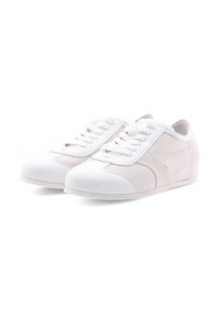 Białe sneakersy wykonane z połączenia skóry i zamszu. Okrągły nos, sznurowany design oraz gładka tekstura z subtelnym przeszyciem i akcentami.