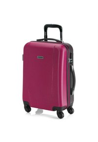 Maleta rígida en fucsia vibrante, con un acabado texturizado, asa negra retráctil, cuatro ruedas y un asa lateral de transporte.