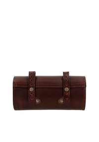 Bruine leren opvouwbare tas met twee gespen, zilverkleurige hardware en gestikte details. Heeft een cilindrische vorm en een gladde textuur.