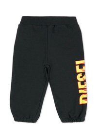 Zwarte joggingbroek met een elastische tailleband, taps toelopende boorden en een opvallende gele en rode "DIESEL"-opdruk aan de linkerkant.