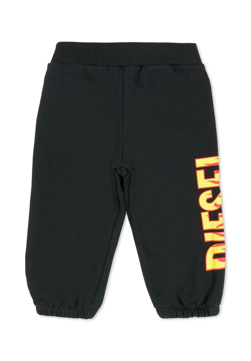 Zwarte joggingbroek met een elastische tailleband, taps toelopende boorden en een opvallende gele en rode "DIESEL"-opdruk aan de linkerkant.