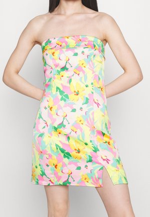 Schulterfreies, kurzes Kleid mit floralen Mustern in lebhaftem Gelb, Pink und Grün; schmal geschnitten mit einem seitlichen Schlitz und glatter Stoffstruktur.