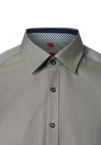 Koszula z długim rękawem w biało-czarny pasek. Posiada kontrastującą niebieską i białą wzorzystą podszewkę kołnierza oraz czarne guziki.