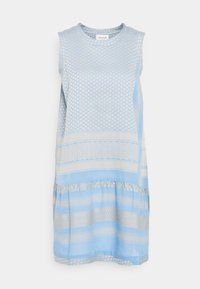 Ärmelloses blaues Kleid mit strukturierten Mustern, das horizontale Streifen in Hellblau und Beige aufweist, sowie einen gerafften Rockbereich.