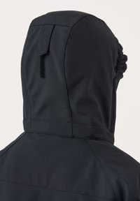 Veste à capuche noire vue de dos, montrant une sangle réglable et un détail élastique sur un côté de la capuche.