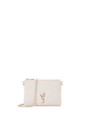 Clutch bianco testurizzato con tracolla in oro, dotato di chiusura a zip e logo impresso sul fronte. Design rettangolare piatto.